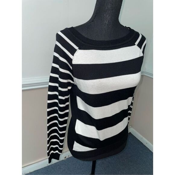 NWT Red Camel Atlas Ivory and Black Table Sweater Size Small - Picture 2 of 7